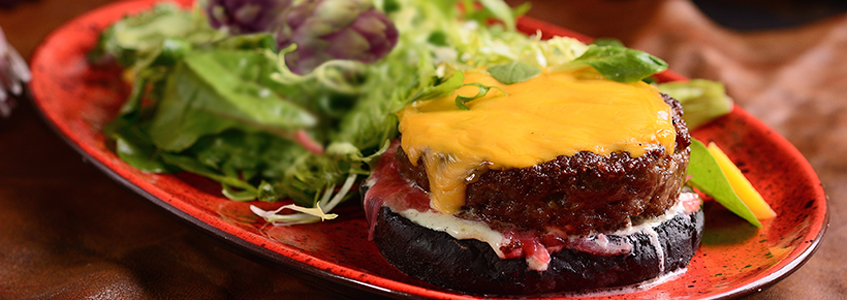 Hambúrguer com queijo chedder e legumes salteados  