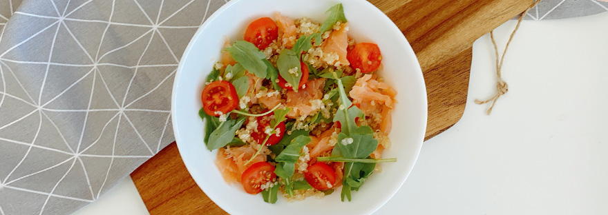 Salada de quinoa e salmão 